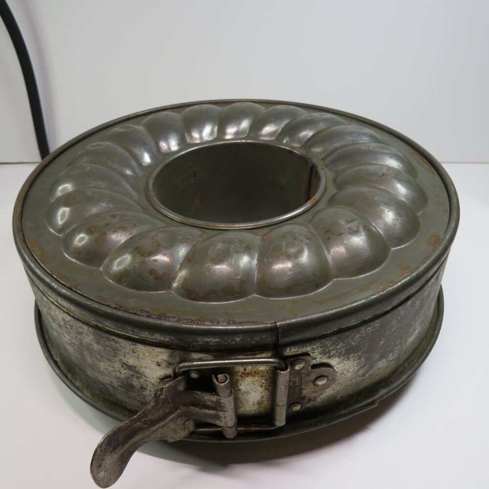 "Gugelhupf" (fluted) base Vintage Springform Bundt Pan W Germany patina NOT FOOD